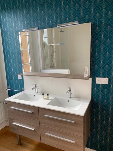 DameryLe Claugi的一间带水槽和镜子的浴室