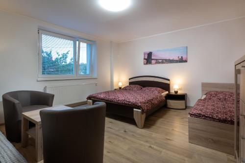 斯维特StoneMlynska 7 Slovakia的一间卧室设有两张床、一把椅子和一个窗户。