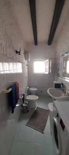 圣特奥多罗ViaGramsci129的浴室设有2个卫生间、2个水槽和1个窗户。