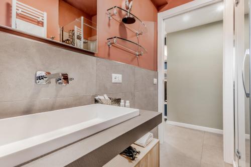 罗马Casa Pepe的浴室配有白色浴缸和淋浴。