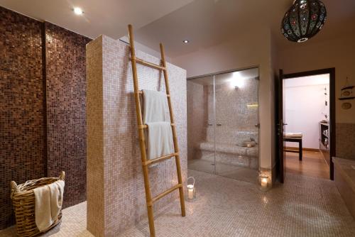 科里夏Porto Kea Suites by Sandglass的一间带毛巾梯和淋浴的浴室