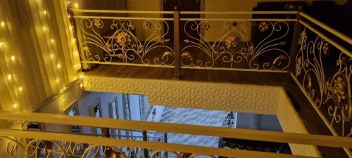 Hotel Guest House GOLDEN DEGREZ的阳台或露台