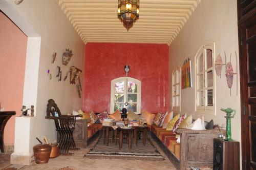 Nkob沙珍娜旅馆的客厅配有沙发和桌子