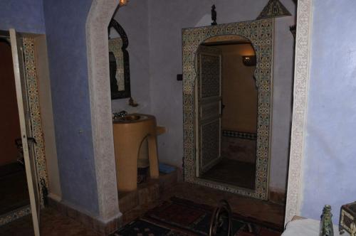 Nkob沙珍娜旅馆的客房内的浴室设有大镜子