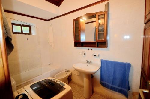 GarafíaLa Herbilla的一间带水槽、卫生间和镜子的浴室