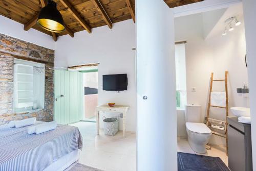 爱琴娜岛Stasa Aegina的一间白色卧室,配有床和一间浴室