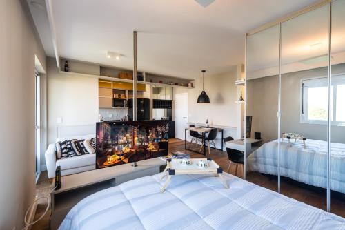圣保罗Loft Luxo Morumbi, WIFI500MB - Traveller Awards 2024的一间卧室设有一张床和一个壁炉。