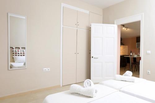 阿普索斯Casa Di Nina的一间卧室配有两张白色的床和镜子