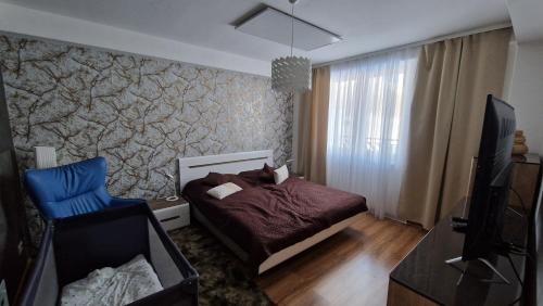 多纳瓦利Apartment Panorama 35C的一间卧室配有一张床和一张蓝色椅子
