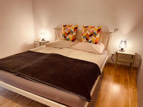沃尔姆斯Traumhaft helle Wohnung mit Sonnenterrasse的一间卧室配有一张带2个床头柜的大床
