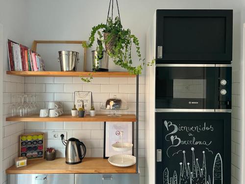 巴塞罗那Charming appartement in the heart of Barcelona的厨房配有黑色冰箱和台面