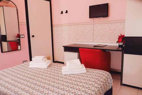 奥尔泰莱蒂齐亚酒店的一间设有床铺的房间,上面有两条毛巾