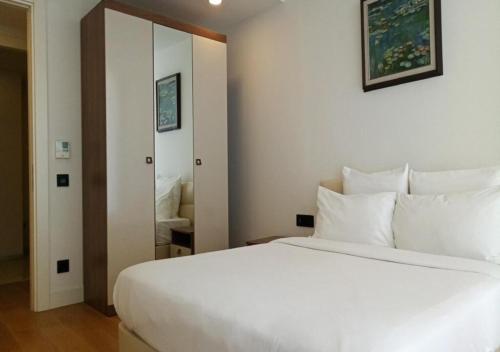 伊斯坦布尔Prime Istanbul的卧室配有一张白色大床和镜子