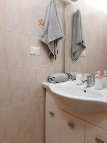 佛罗伦萨Appartamento vicino aeroporto的一间带水槽和镜子的浴室