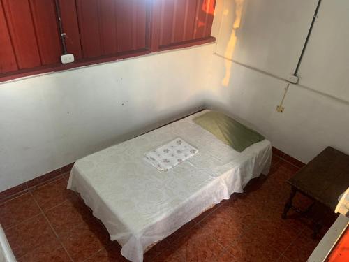 马萨亚Hostel Casa María的一张小床,位于客房的角落