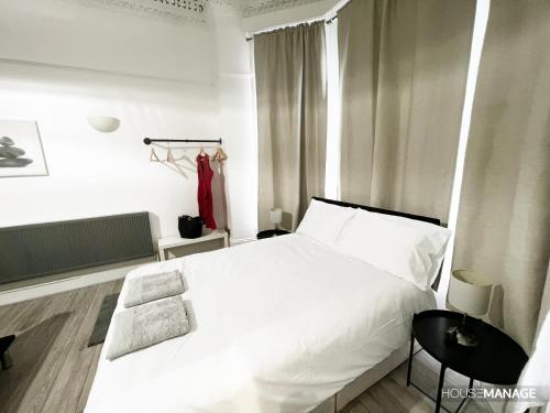 克罗伊登Erin Court Mansion - RM 11的卧室设有一张白色大床和一扇窗户。