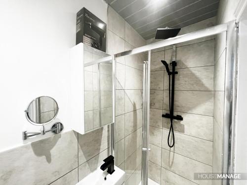 克罗伊登Erin Court Mansion - RM 11的带淋浴和盥洗盆的浴室
