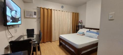 卡加盐德奥罗Mesaverte Residences AFS Suites的一间医院间 - 带床和平面电视