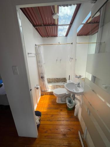 莱瓦镇Glamping en villa的一间带卫生间和水槽的浴室