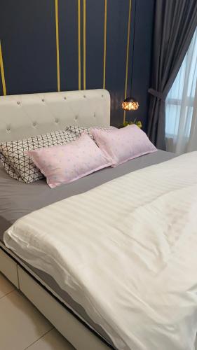峇株巴辖Ana Homestay的一张带两个粉红色枕头的白色床