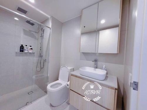 堪培拉City View Lovely 1BD Apartment @ CBD的浴室配有卫生间、盥洗盆和淋浴。