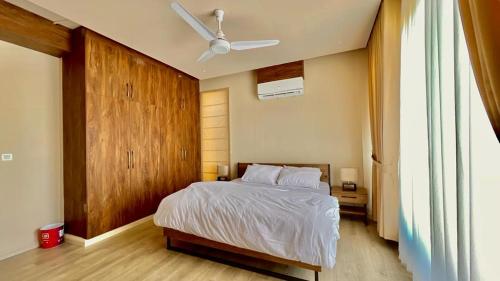穆里Ahmed Suites的一间卧室配有一张床和吊扇