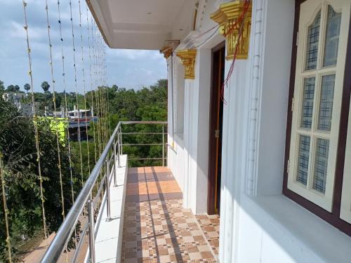 蓬蒂切里Guru Residency Pondicherry的享有建筑景致的阳台