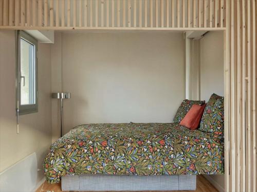 多维尔Studio proche plage balcon et parking的一间卧室配有一张床及床架