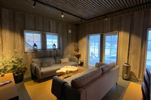 耶尔夫瑟Modern Stuga med Ski Lodge känsla的客厅配有沙发和桌子