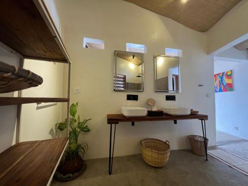 Nosy KombaCanopee Lodge的浴室设有2个水槽和2面镜子
