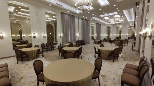 多哈Luxury Sea View Apartment with Amazing Amenities at Pearl Qatar的宴会厅,配有桌椅