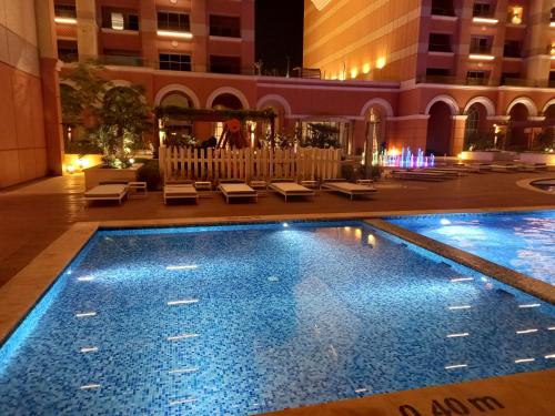 多哈Luxury Sea View Apartment with Amazing Amenities at Pearl Qatar的一座建筑物中央的游泳池
