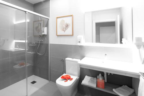 埃瓦尔Eibarrooms - Auto Check-in的带淋浴、卫生间和盥洗盆的浴室