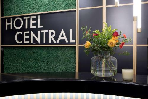 布加勒斯特Central Hotel, Trademark Collection by Wyndham的酒店终端桌子上的花瓶