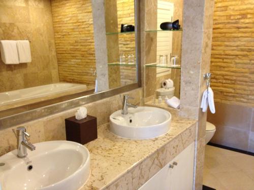 普吉镇AMAZING BIG APARTMENT IN SOUTH PHUKET的浴室设有2个水槽、镜子和卫生间。