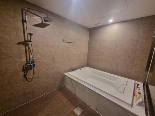 晋州市优碧酒店的设有带浴缸和淋浴的浴室。