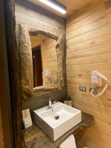 普孔NI-NEWEN Hotel & Lodge的浴室设有白色水槽和镜子