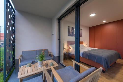 斯洛文尼亚格拉代茨Apartmaji Harpf的卧室配有一张床和一张桌子及椅子