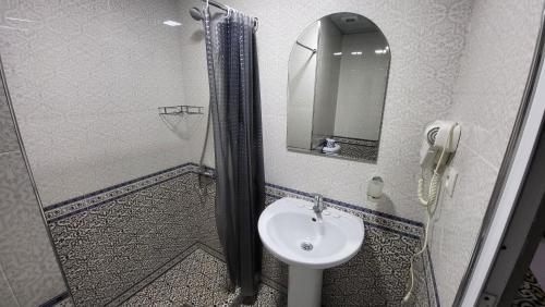 撒马尔罕Alisher B&B Hotel的一间带水槽、淋浴和镜子的浴室