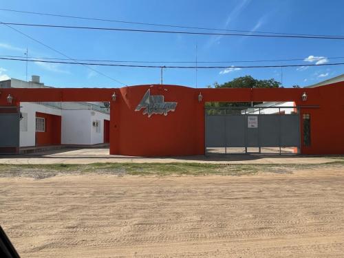 帕特拉德拉帕特拉Apart Alto Parana的一座红色的建筑,上面画着鲨鱼
