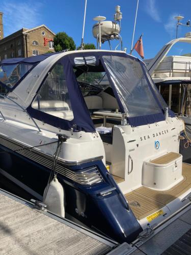 伦敦Entire Boat at St Katherine Docks 2 Available select using room options的船坞上开有门的船