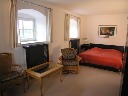 西奥-西布鲁克霍斯鲁菲奴斯姆克劳斯特西恩酒店的一间卧室配有红色的床和椅子