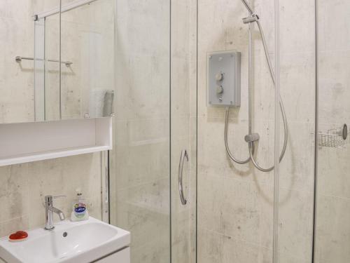 布莱尔阿瑟尔Riverside Cottage的带淋浴和盥洗盆的浴室