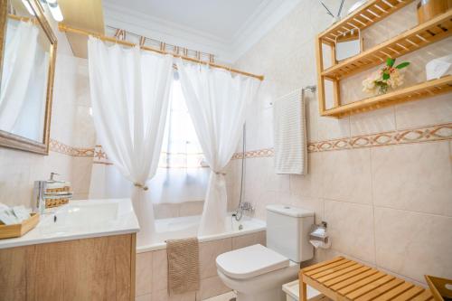 卡亚俄萨尔瓦赫5 bedrooms villa La Laja的浴室配有卫生间、浴缸和水槽。