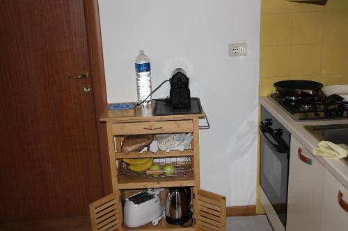阿贝托内Casa Dalja的一间带桌子和炉灶的小厨房