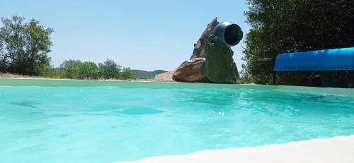 塞拉纳镇Casa CALMA en Villa Serrana的一个带水滑梯的游泳池
