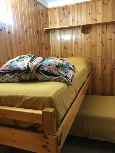 罗卡迪梅佐appartamento incantevole con camino的配有木墙的客房内的双层床