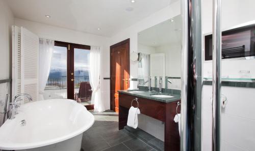 温德米尔Holbeck Ghyll Country House Hotel with Stunning Lake Views的白色的浴室设有浴缸和水槽。