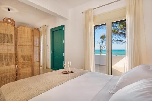 阿里克斯Vera Villa - Brand New Seafront Villa!的一间卧室设有一张床,享有海景
