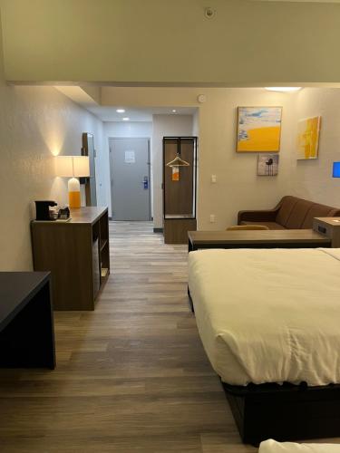 克利尔沃特克利尔沃特-但尼丁康福特舒适套房酒店的酒店客房,设有两张床和一张沙发
